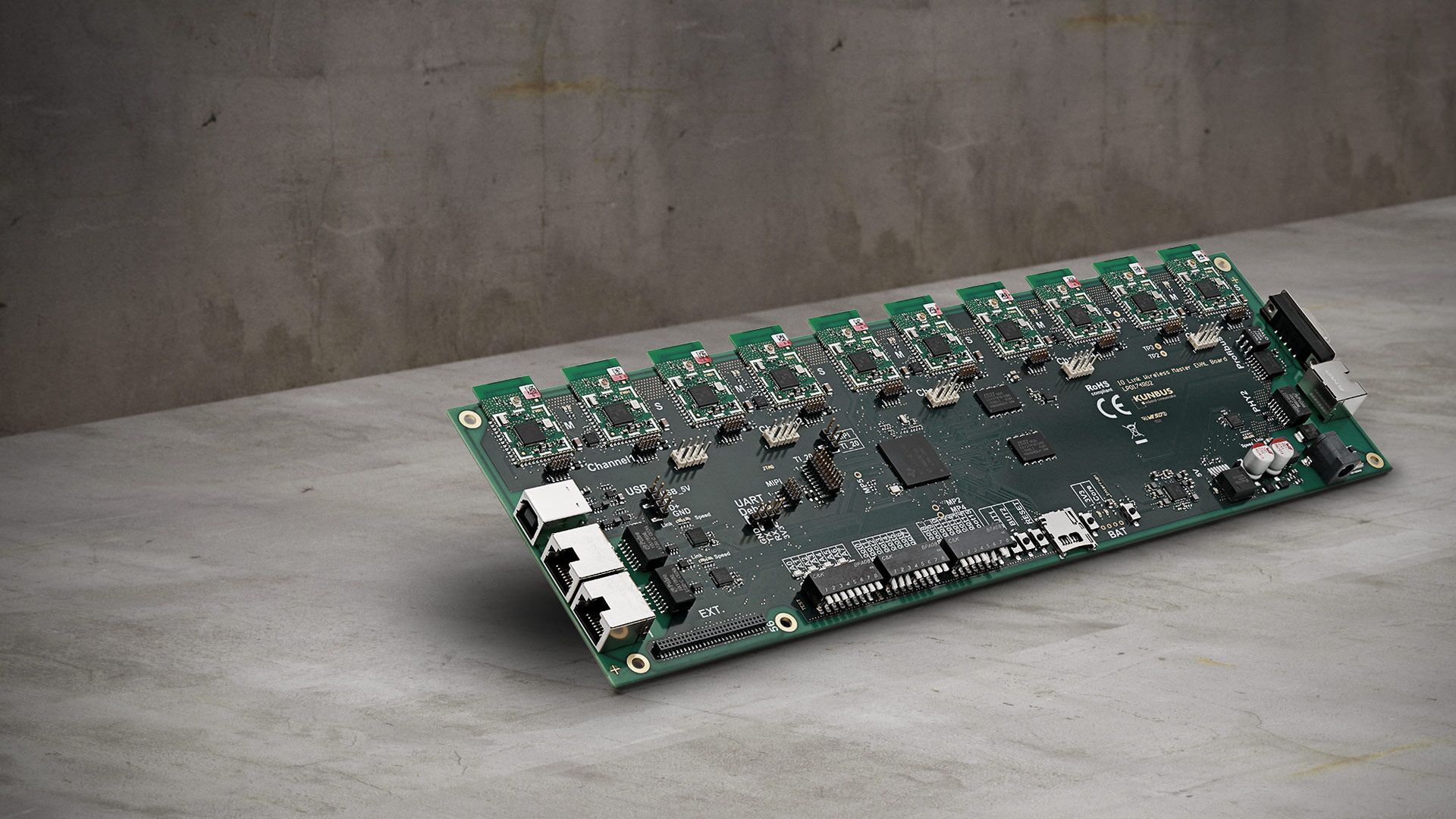 Picture of the 5-Track evaluation board of IO-Link Wireless Master Development Toolkit